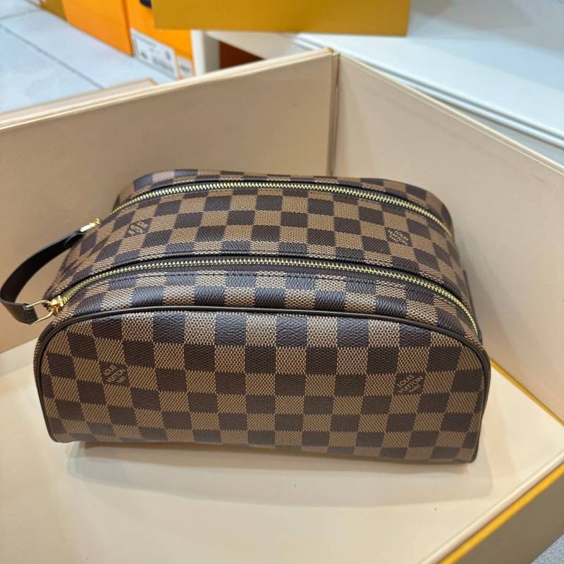 กระเป๋าถือ LOUIS VUITTON DOPP KIT TOILET POUCH มาเเล้วอีกรุ่นที่ทุกคน