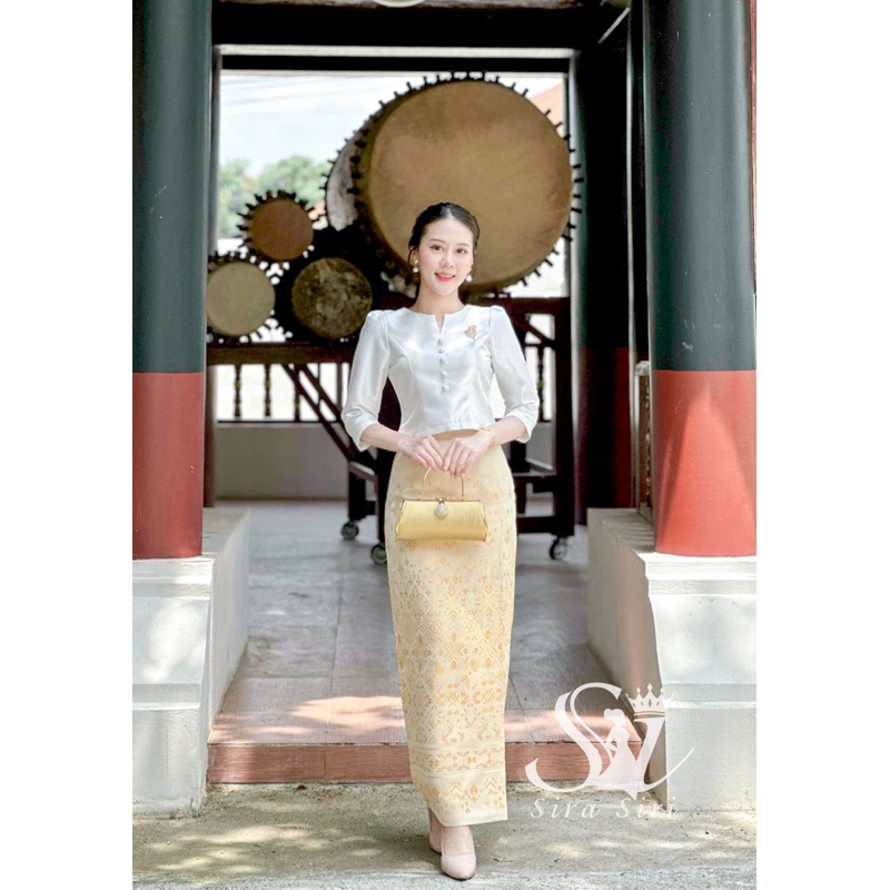 ชุดไทย SIRA SIRI ผ้าไหมอิตาลี แขนสามส่วน เรียบหรู พร้อมผ้าถุงทอลาย เข้าทรงเป๊ะ