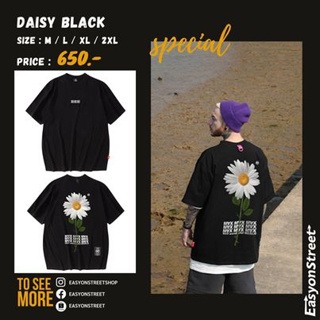 เสื้อยืดแฟชั้นสไตล์เกาหลี รุ่น DAISY BLACK เสื้อเป็นทรงโอเวอร์ไซส์ ผ้านุ่มใส่สบาย ลวดลายสวยงาม มีทั้งสีดำและขาว จัดดดดดด