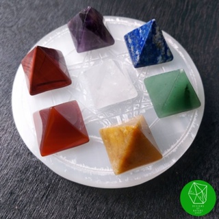 ชุดหินทรงพีรามิด​ 7 จักระ พร้อมแท่นวางเซเลไนท์ทรงกลมแบน Selenite Charging Plate ลาย Metatrons cube