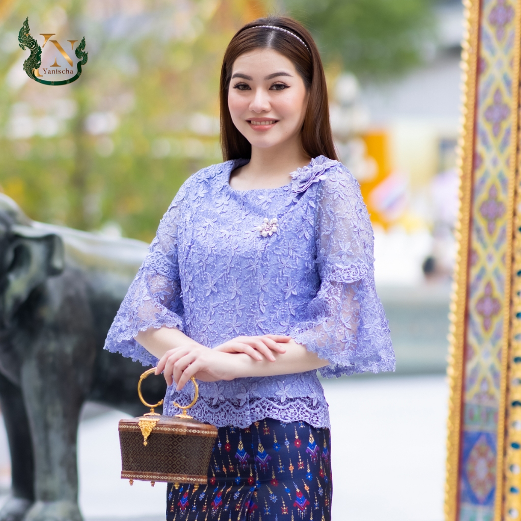 ชุดไทยลูกไม้พรีเมี่ยม ผ้าไหมแพรวาลายกาฬสินธุ์ ม่วง งานช่าง 20 ปี ดูผอม พร้อมส่ง มุมมองที่ 3