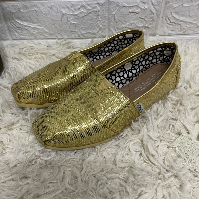 toms w6 size