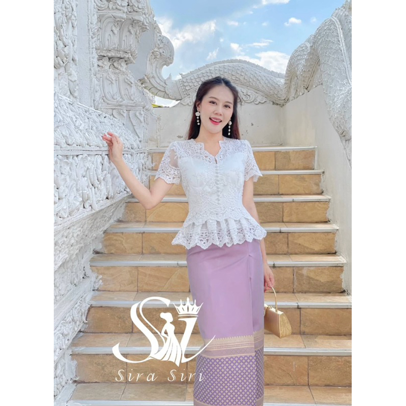 SIRA SIRI ชุดลูกไม้ปักพรีเมี่ยม งานบุญบวช คอวีระบายหรู ผ้าถุงสำเร็จรูป มุมมองที่ 4