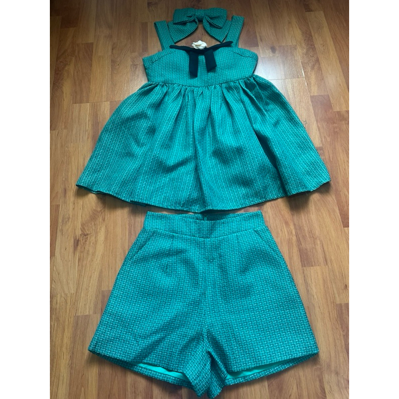 เซ็ทงานทวิต 3 ชิ้น เสื้อ กางเกง กิ๊ปติดผม ผ้าทวิตสีเขียว ป้าย valley