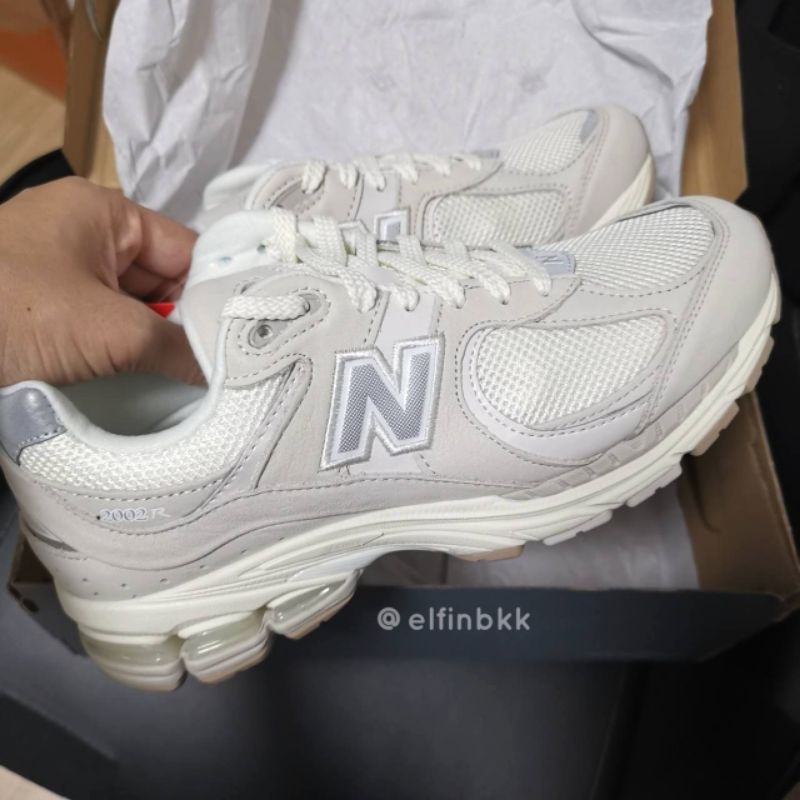 แท้ 💯 🇰🇷 New Balance NB 2002R Ivory/ Gray รองเท้าผ้าใบ รองเท้าวิ่ง สี ...