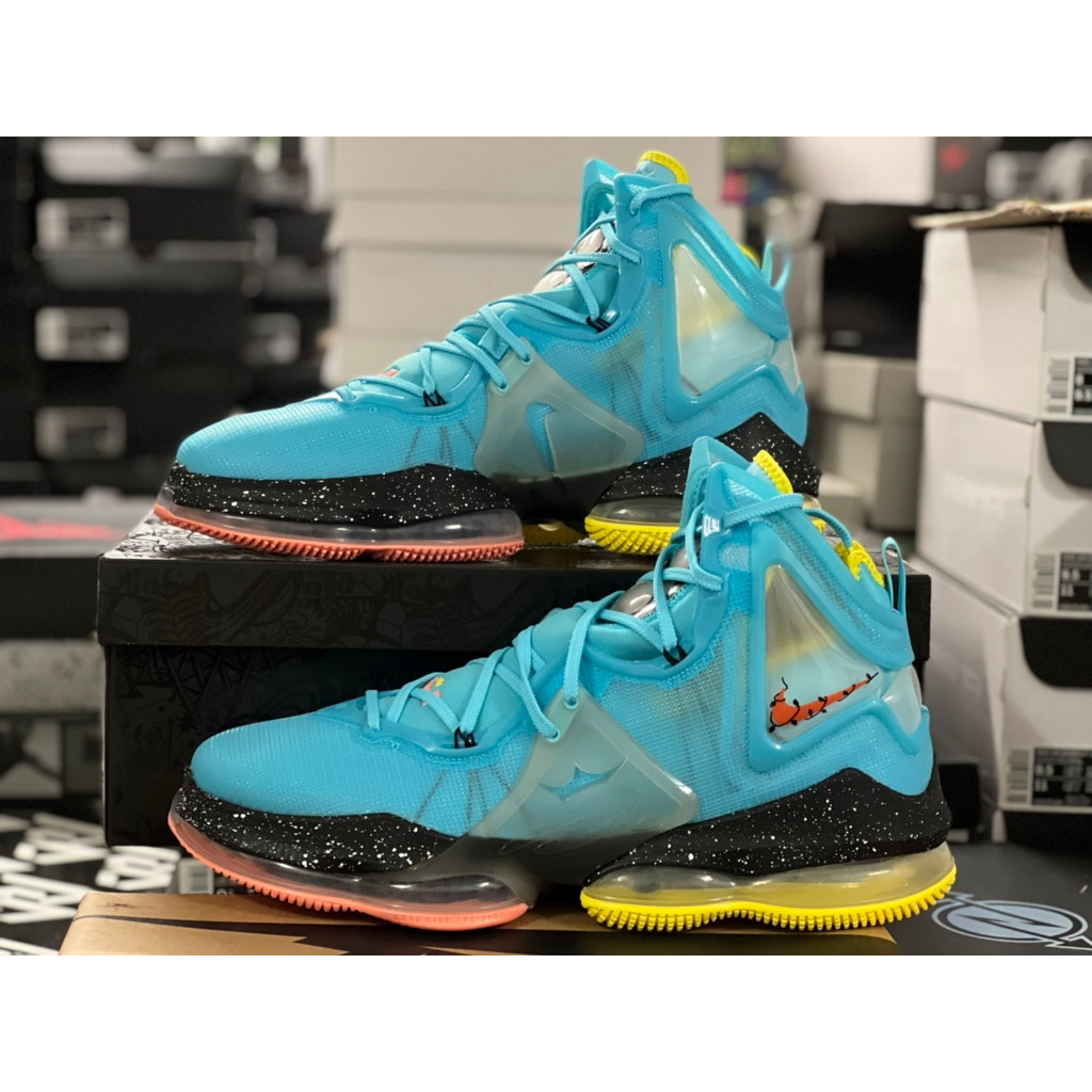 lebron-19-christmas-dc9338-400