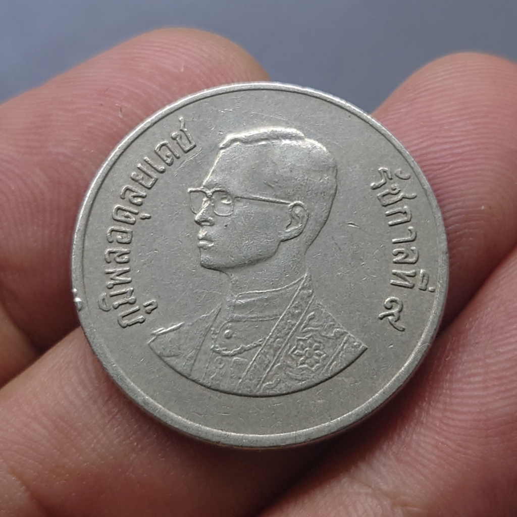 เหรียญ-1-บาท-ปี-2525-เศียรเล็ก-ตัวติดลำดับ-5-เหรียญหายาก-ผ่านใช้