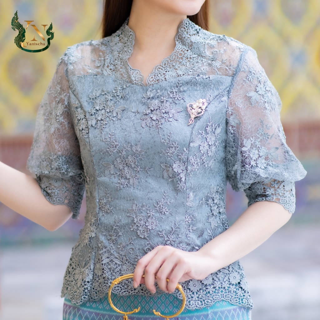 ✨ เสื้อลูกไม้พรีเมี่ยม คู่ผ้าไหมมัดหมี่ 3 ตะกอ ชุดออกงาน-ไปวัด สีเขียวหม่นเทา ไซส์ M-4XL มุมมองที่ 6