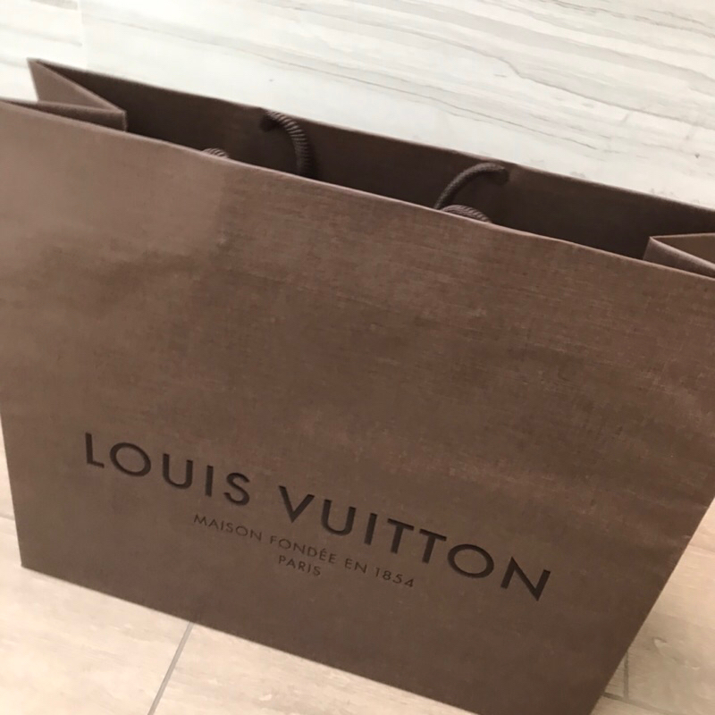 ถุงกระดาษ-ถุง-แบรนด์-louis-vuitton-ของแท้-สวยหรู-ลายของแบรนด์เป็นสีดำ-สภาพสวยงาม