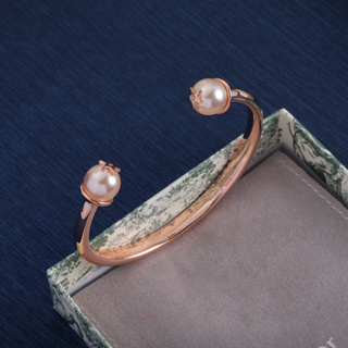 💌:  New!! ดิออร์ 🌟Dior Elegant Minimalist Womens Gold Bracelet สร้อยข้อมือมุก