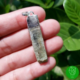 จี้ผลึกกรีนไคยาไนท์ (Green Kyanite)​