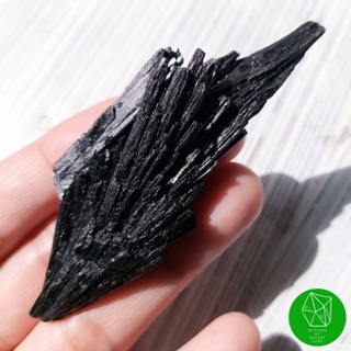 ผลึกไคยาไนท์สีดำ(Black Kyanite)​