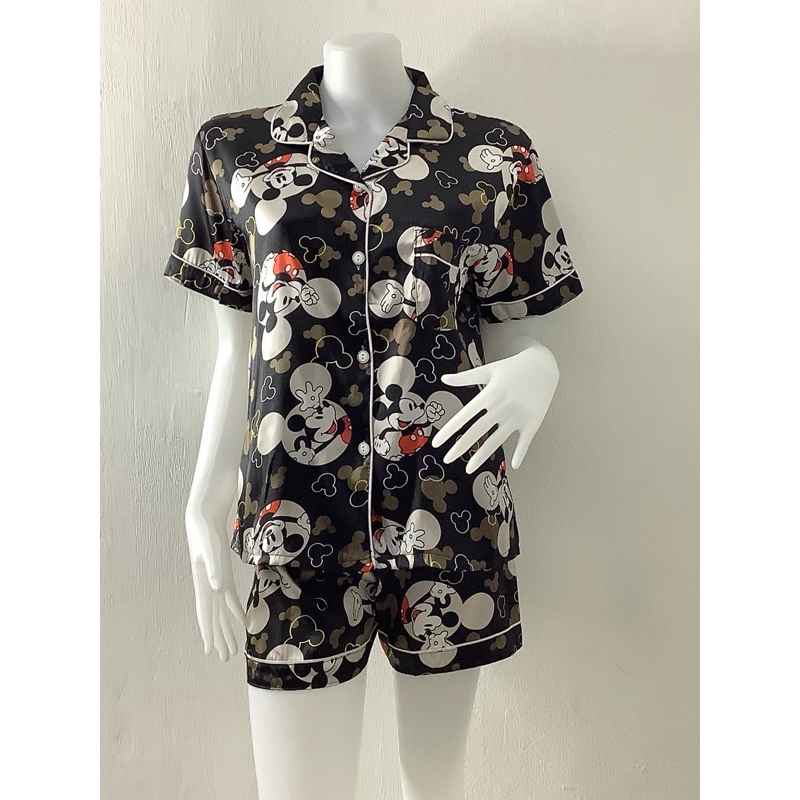 ชุดนอนผ้าซาติน Free size แขนสั้น ขาสั้น ลายการ์ตูนน่ารัก | Shopee Thailand