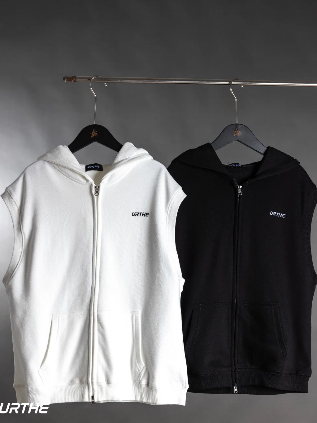 URTHE - เสื้อฮู้ด เเขนกุด รุ่น SLVL HOODIE สีดำ สีขาว