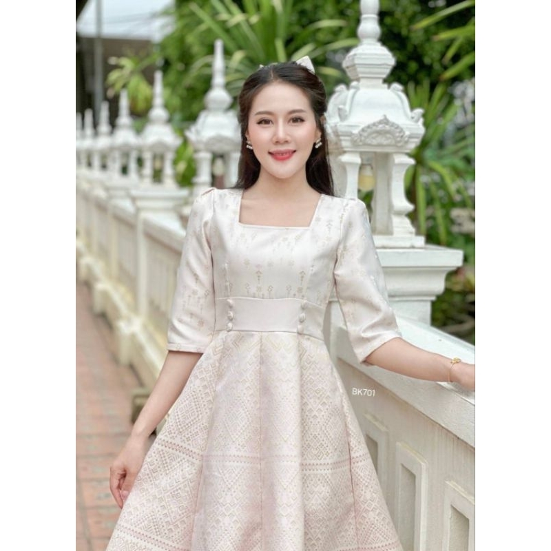 ชุดผ้าไทยสีขาวคอเหลี่ยม 8 ชิ้น ใส่ได้ทุกโอกาส ผ้าทอลายสวย ซิปซ่อนหลัง มุมมองที่ 2