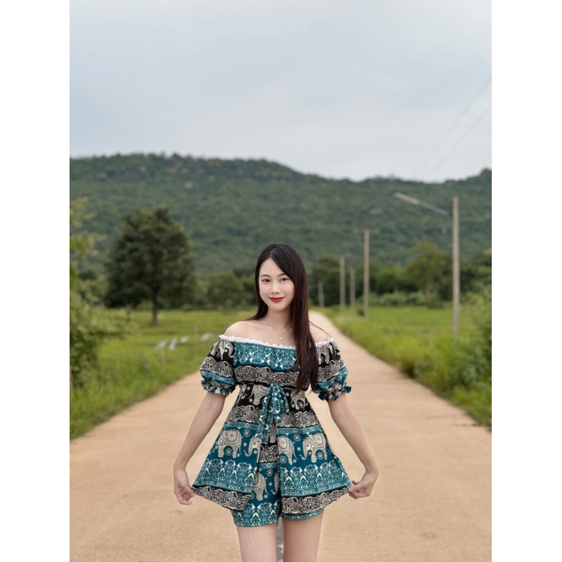 ชุดเซต เสื้อแขนตุ๊กตาปาดไหล่แหวกหน้า กางเกงขาสั้น