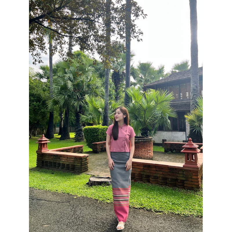 ชุดพื้นเมืองล้านนา สีชมพูกลีบบัว เสื้อผ้าฝ้ายคอจีน+ผ้าถุงทออัดกาว ใส่สบาย 5ไซส์ มุมมองที่ 4