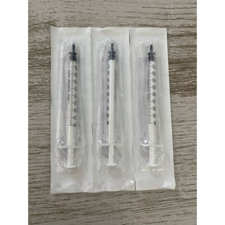 ภาพขนาดย่อของภาพหน้าปกสินค้าไซริ้งค์ 1 ซีซี *ชิ้นละ 2 บาท* ไม่มีติดเข็ม syringe 1 ml ปลอดเชื้อ ใช้กับยาฉีดได้ ปลอดภัย ป้อนยา ป้อนอาหาร จากร้าน kathzfeline บน Shopee