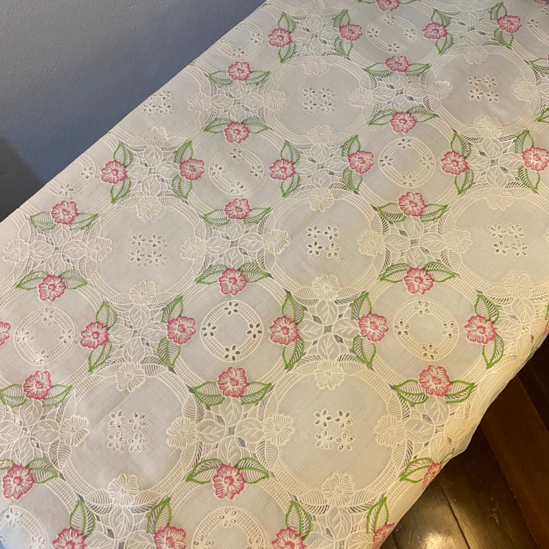 ผ้าปูโต๊ะพลาสติก-แบบลูกไม้-ลายดอกชมพู-ใบไม้เขียว