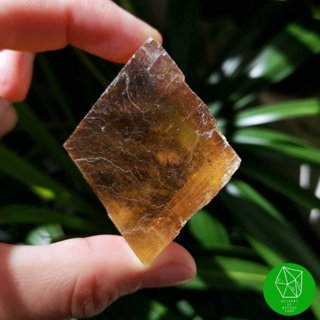 ผลึกแคลไซต์สีเหลืองเข้มโปร่งใสธรรมชาติ(Yellow Calcite Rhonb)​