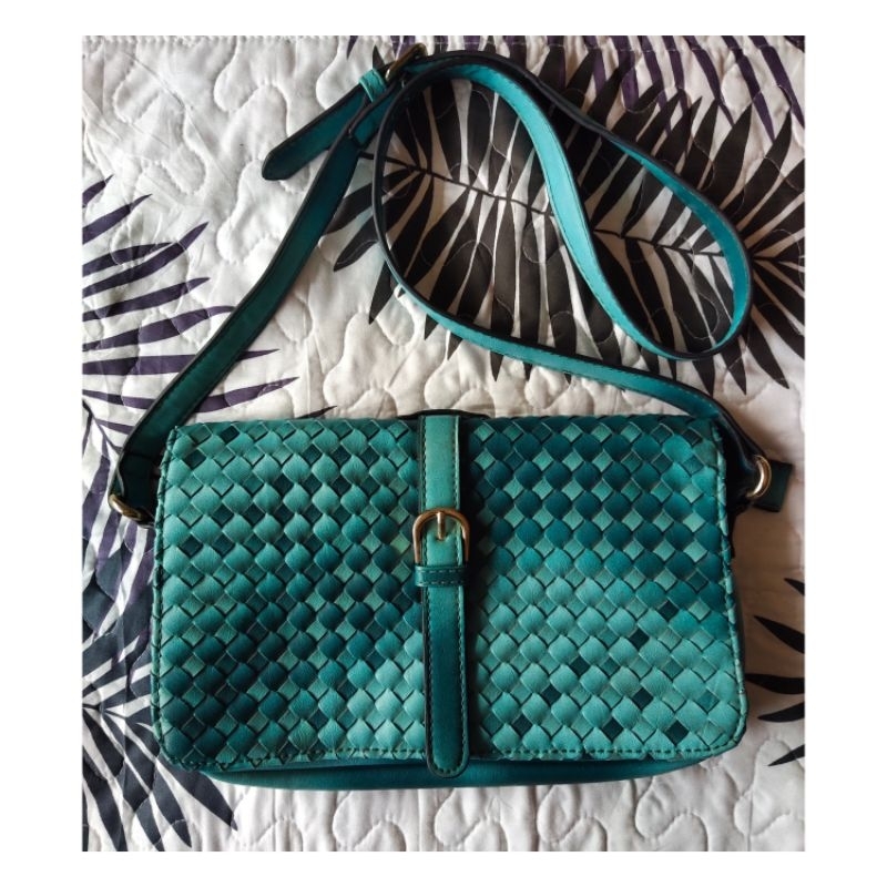 กระเป๋าสะพาย Dusto Sling Bag หน้าสาน มือสอง งานตู้เกาหลี*ตำหนิอ่าน