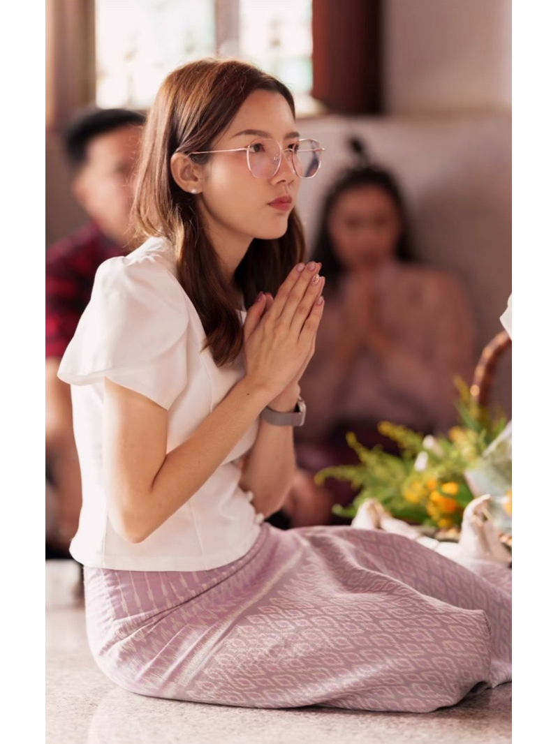 Sira Siri ชุดไทยรุ่นลิซ่า เสื้อผ้าไหมคอกลมแขนดอกบัว สีขาวมุก พร้อมผ้าถุงทอลาย มุมมองที่ 6