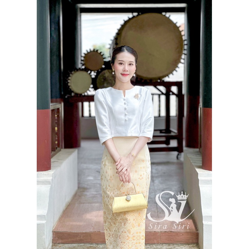 ชุดไทย SIRA SIRI ผ้าไหมอิตาลี แขนสามส่วน เรียบหรู พร้อมผ้าถุงทอลาย เข้าทรงเป๊ะ มุมมองที่ 3