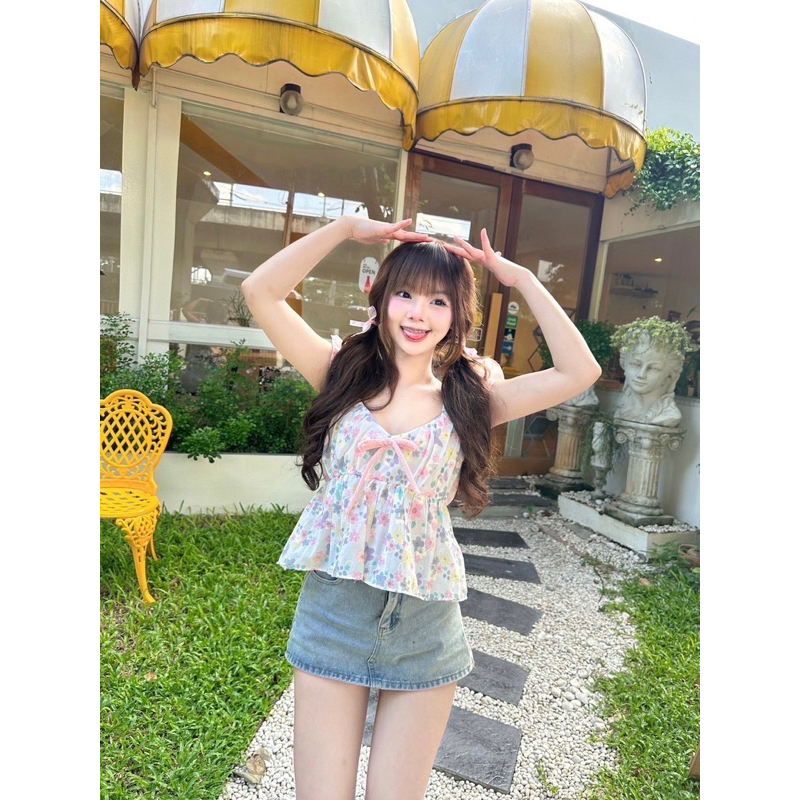 สายเดี่ยวแขนระบาย-ปักพิมพ์ลายดอกไม้ดีเทลโบว์ด้านหน้า