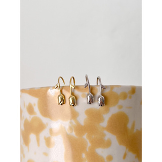 (โค้ด X8SFXJ ลด 20%) A.piece  ต่างหูเงินแท้ [all silver 925] tulip hook earrings