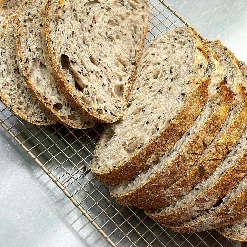 sesame-sourdough-ขนมปังยีสต์ธรรมขาติเปลือกแข็งรสงา-มีราคาขายส่งสำหรับร้านค้า