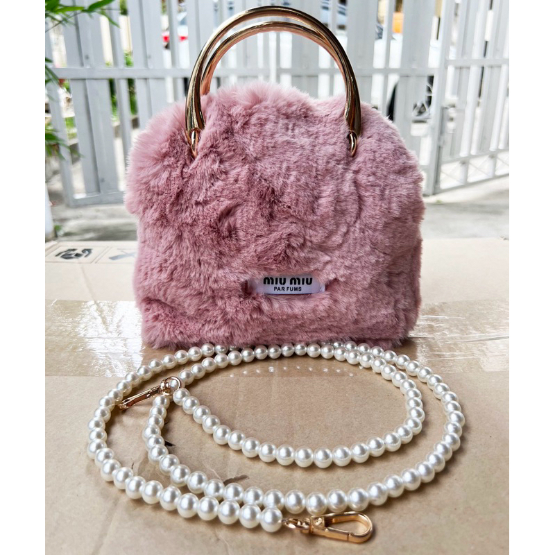 แท้-พร้อมส่ง-miu-miu-กระเป๋าขนนุ่ม-สายสะพายไข่มุข