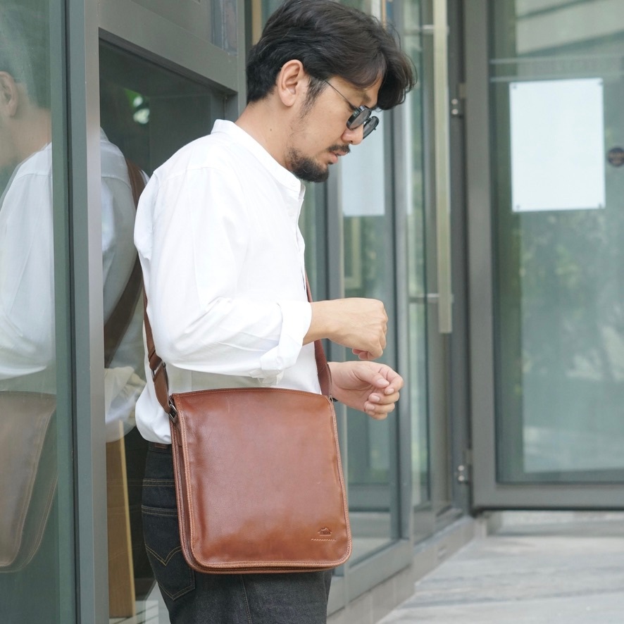 กระเป๋าสะพายข้างหนังแท้ B-CBR-1237 รุ่น Bach (Satchel Leather Bag ...