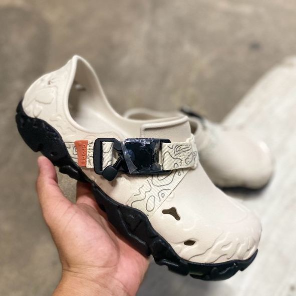 Crocs รองเท้าผู้ชายรองเท้าชายหาด Crocs Men's Trintan Tank รองเท้าแตะ ...