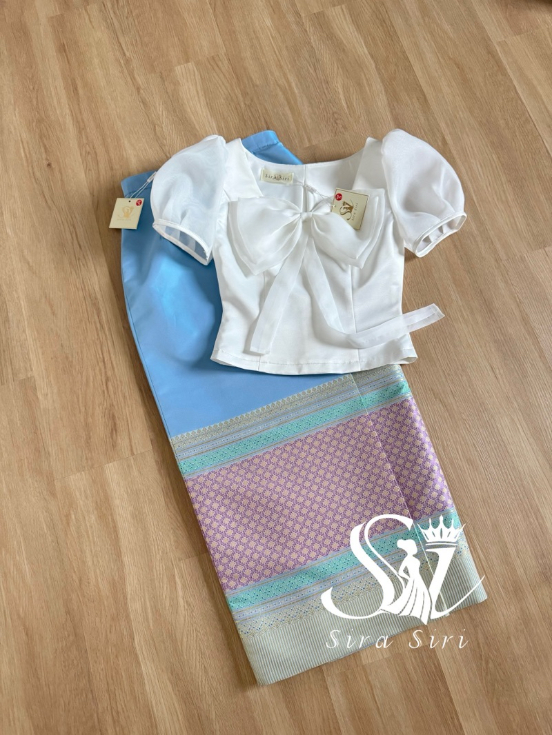 Sira Siri ชุดไทยแขนตุ๊กตาผ้าไหมหนา ติดโบว์ พร้อมผ้าถุงสำเร็จรูป New Collection มุมมองที่ 2