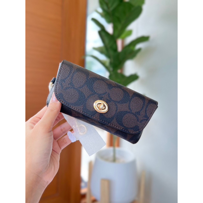 กล่องใส่แว่นตา Coach Sunglass Case In Signature Canvas 73639 ลายซีสี