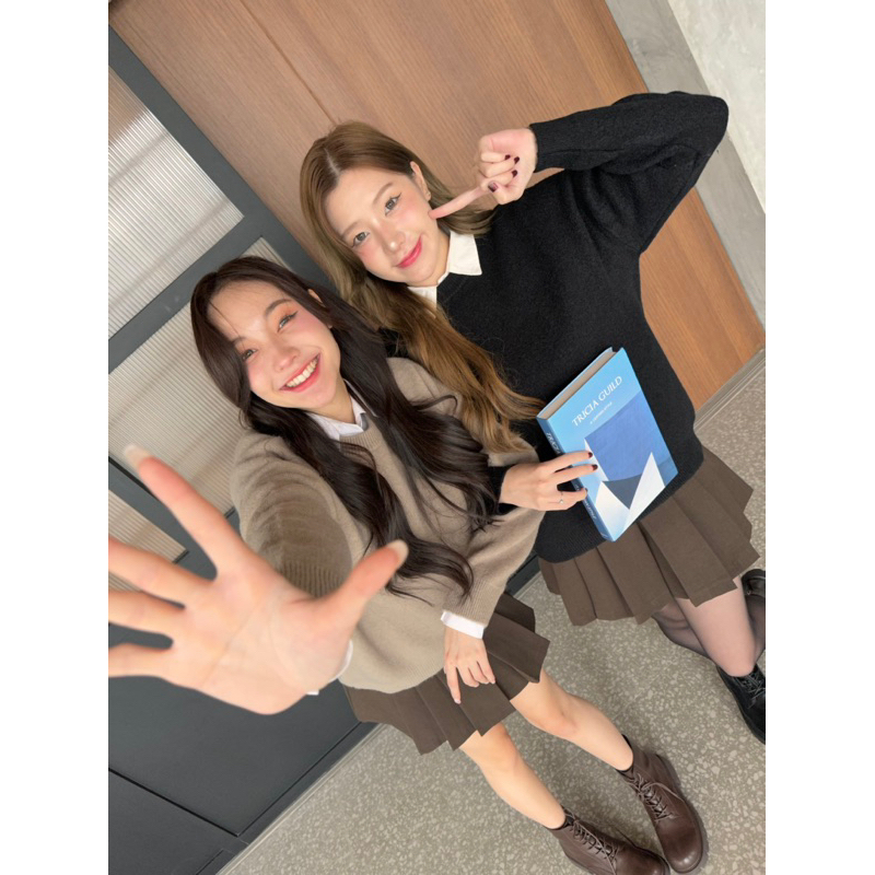 Vienna sweater สเวตเตอร์รุ่นใหม่ ทรงสวย ผ้าดีมาก ไหมพรมทอแน่นค่ะ ...