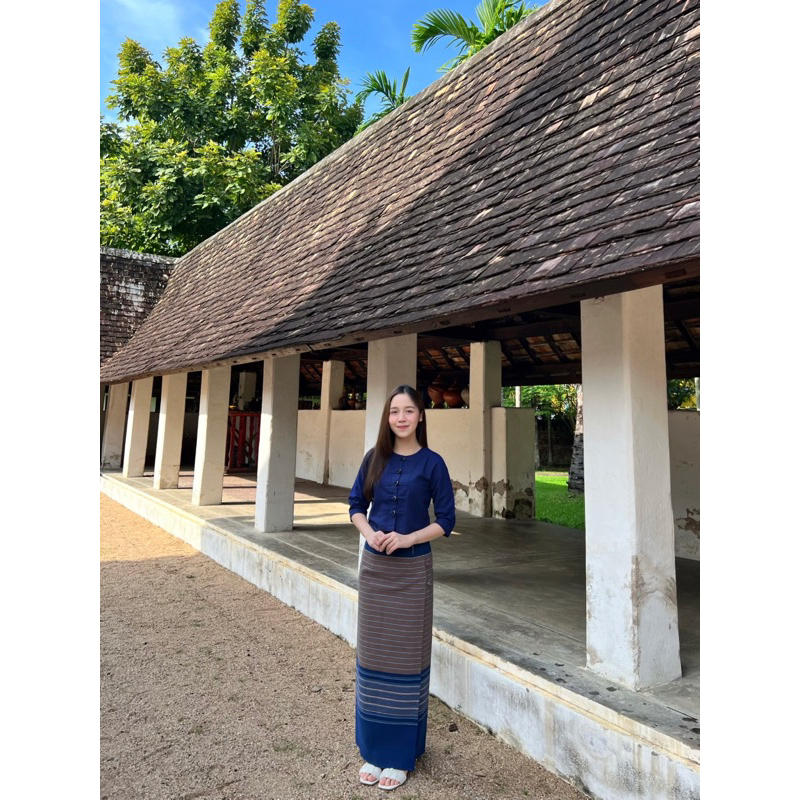 ชุดพื้นเมืองล้านนาสีกรม ผ้าฝ้ายแขนสามส่วน+ผ้าถุงทอย้อมธรรมชาติ ใส่สบาย สวยเริ่ด มุมมองที่ 2
