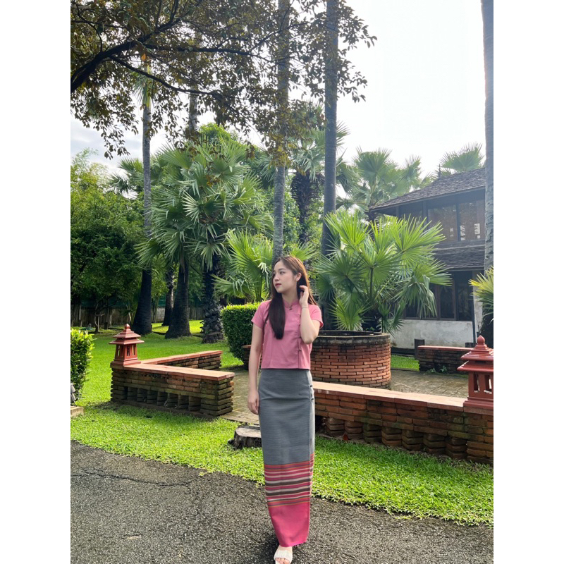 ชุดพื้นเมืองล้านนา สีชมพูกลีบบัว เสื้อผ้าฝ้ายคอจีน+ผ้าถุงทออัดกาว ใส่สบาย 5ไซส์ มุมมองที่ 2