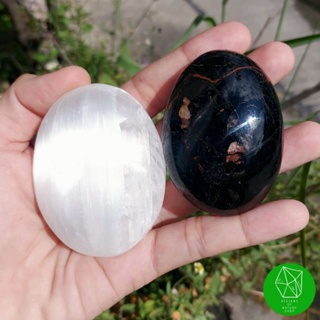 แบล็ค​ทัวร์มาลีน​และ​เซเลไนต์ทรงสบู่​(Protection Palm Stone Set Blacktourmaline and Selenite)​
