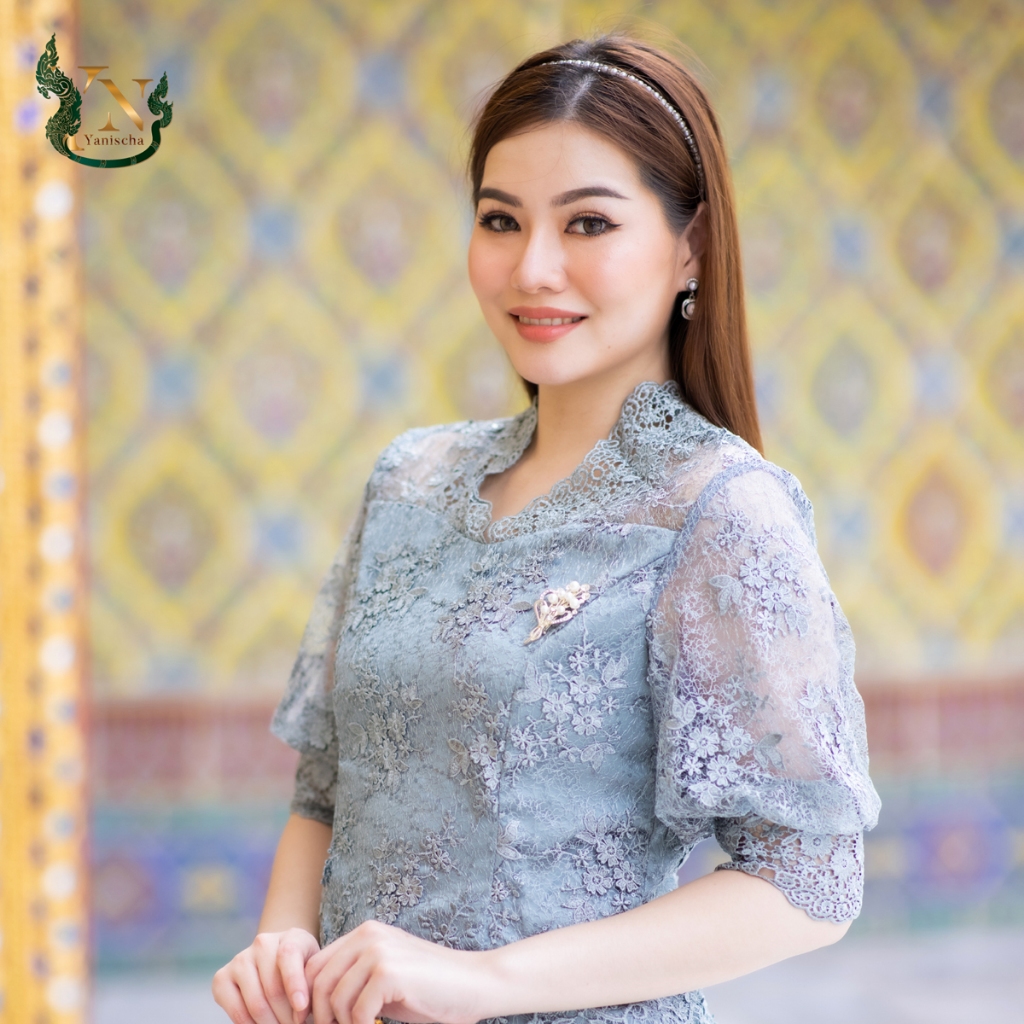 ✨ เสื้อลูกไม้พรีเมี่ยม คู่ผ้าไหมมัดหมี่ 3 ตะกอ ชุดออกงาน-ไปวัด สีเขียวหม่นเทา ไซส์ M-4XL มุมมองที่ 3
