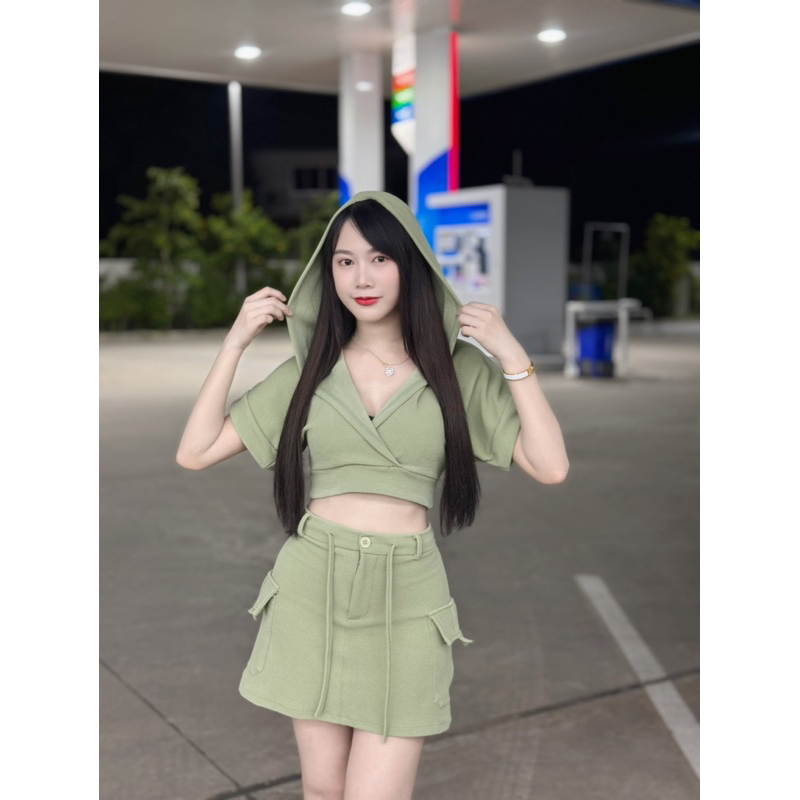 ชุดเซต เสื้อครอป มีฮู้ด กระโปรง ผ้าวูลเวฟ รุ่นCarzy