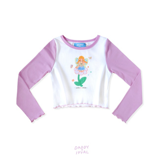 DADDY | IPYAL x Daddy Linnette Crop Top เสื้อแขนยาวครอปท็อป สกรีนรูปแฟรี่ สีขาวแขนสีม่วง