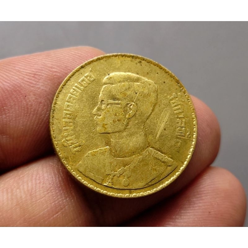 เหรียญ-50-สตางค์-สต-ทองเหลือง-ปี-พ-ศ-2493-บอร์กตัวหนังสือหนา-ตัวติดลำดับเหรียญหายาก-พระรูป-ร9-รัชกาลที่9-ของสะสม