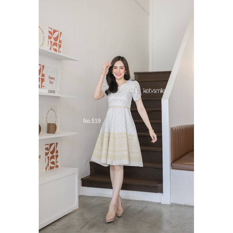 เดรสผ้าไทยสีงาช้าง คอหัวใจ กระโปรงเชิงทอง พร้อมส่ง S-2XL เรียบหรูดูแพง มุมมองที่ 4