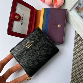 กระเป๋าสตางค์ 2 พับใบสั้น ใส่แบงค์ไม่ต้องพับ ใส่บัตรและมีช่องใส่เหรียญ Coach SNAP WALLET C7849