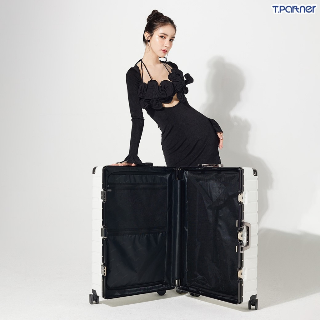 Tpartner รุ่น Titanium กระเป๋าเดินทางโครงสร้างอลูมิเนียม เสริมมุมกันกระแทก แข็งแรงทนทานทุกมิติ พร้อมระบบ TSA Lock One touch ใช้งานง่าย