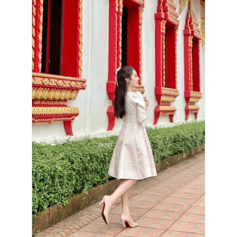 ชุดผ้าไทยสีขาวคอเหลี่ยม 8 ชิ้น ใส่ได้ทุกโอกาส ผ้าทอลายสวย ซิปซ่อนหลัง มุมมองที่ 3