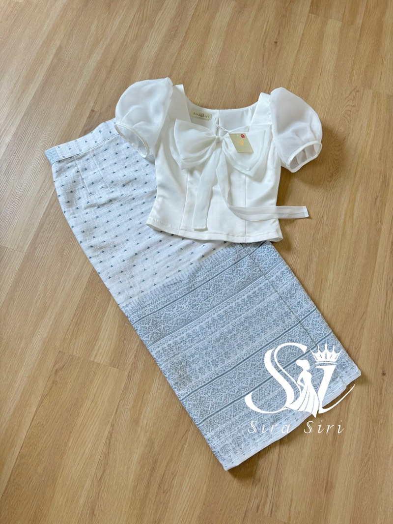 Sira Siri ชุดไทยแขนตุ๊กตาผ้าไหมหนา ติดโบว์ พร้อมผ้าถุงสำเร็จรูป New Collection มุมมองที่ 4