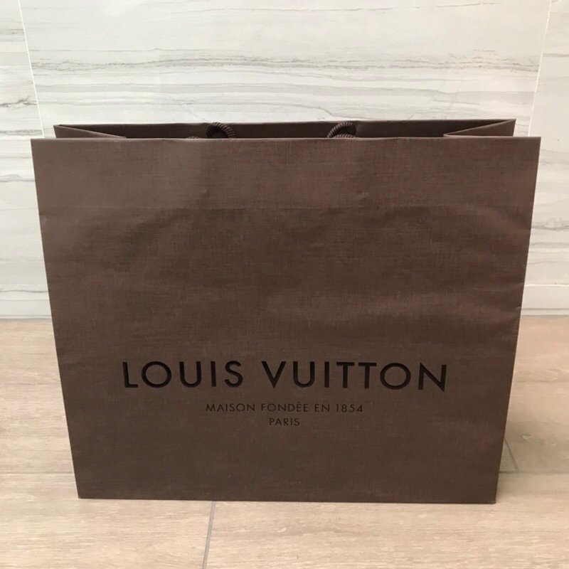 ถุงกระดาษ-ถุง-แบรนด์-louis-vuitton-ของแท้-สวยหรู-ลายของแบรนด์เป็นสีดำ-สภาพสวยงาม