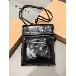 กระเป๋าสะพายพร้อมส่งNew BALENCIAGA MENS EXPLORER SMALL POUCH WITH STRAPเทพ